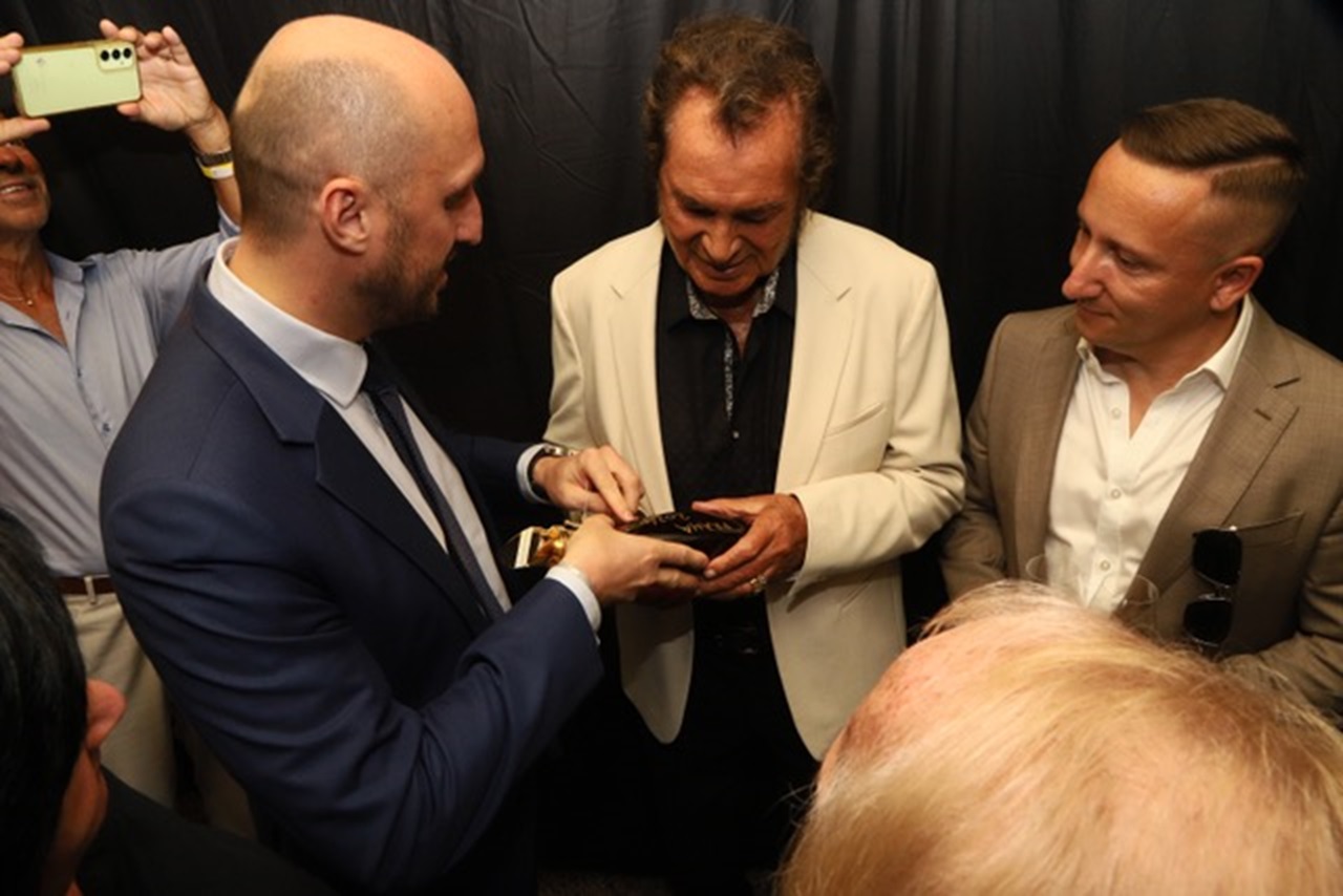Engelbert Humperdinck poděkoval CNSC za výjimečný koňak a nabídnul spolupráci na limitované edici